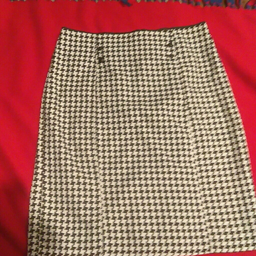 Houndstooth skirt, waist is 20 1/2, Length 29